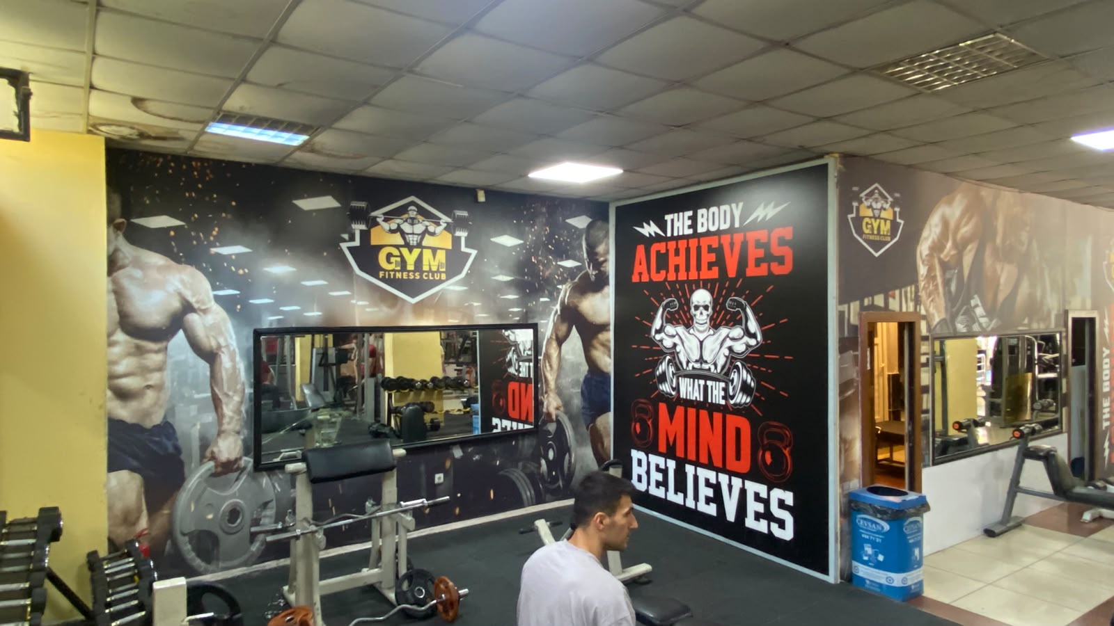 Spor salonunda antrenman atmosferi